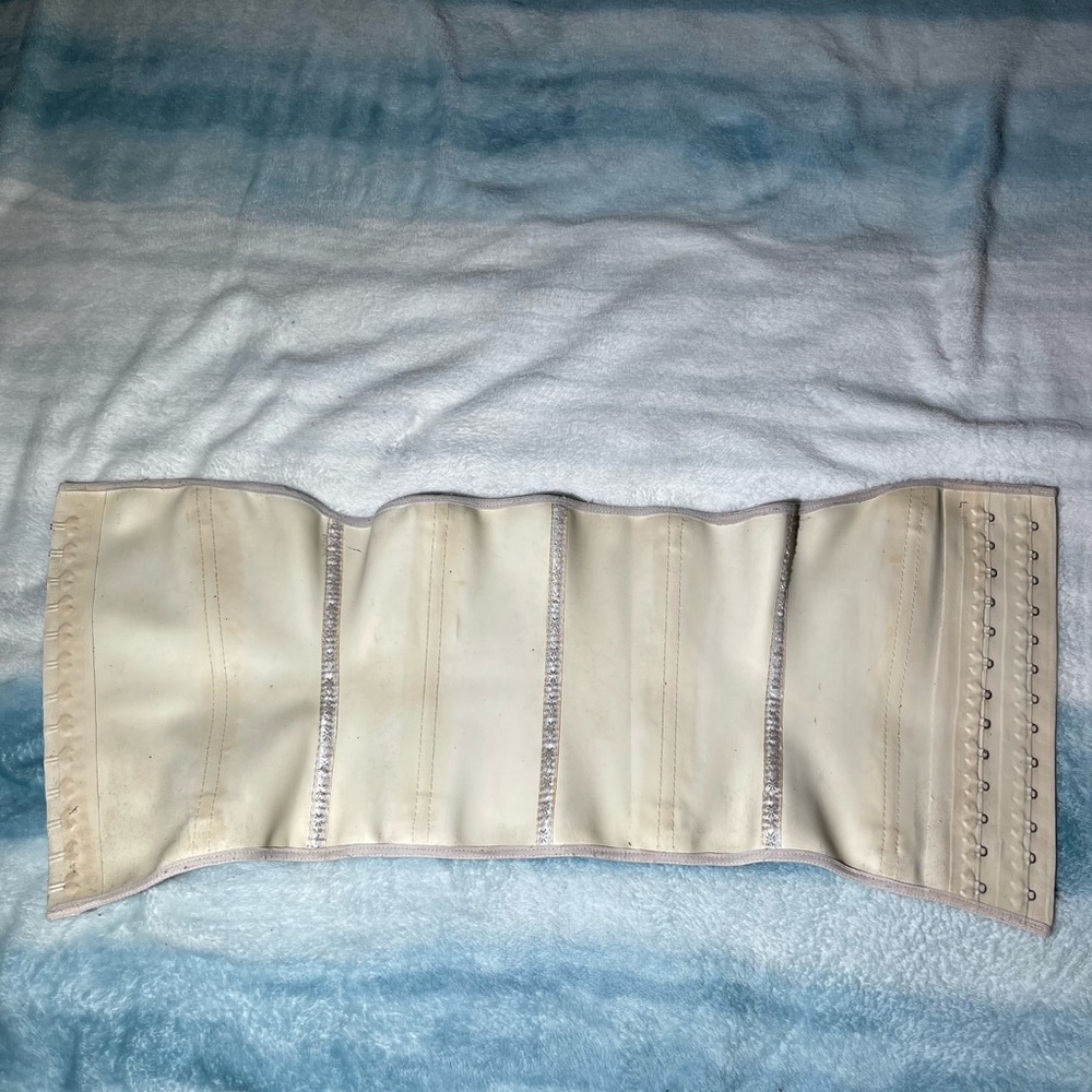 Ann Chery Black and Cream Waist Cincher